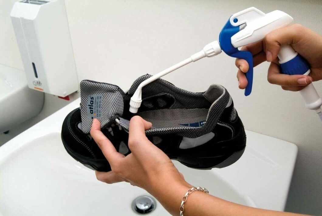 cleaning shoes with mushrooms using a device